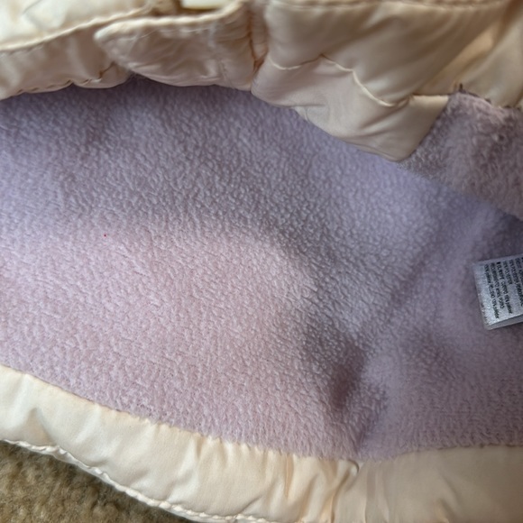 Old Navy Unisex Water-Resistant Frost Free Puffer Vest - Picture 8 of 9